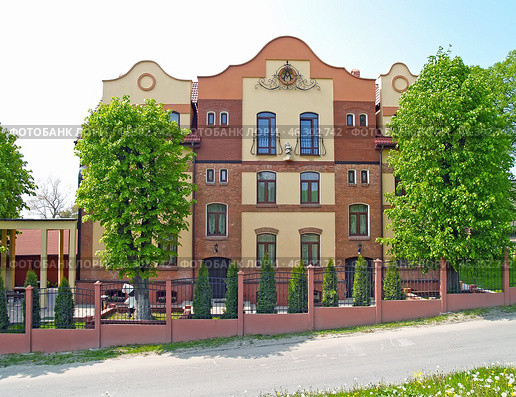 Здание гостиницы "Анна". Улица, Советская, 10. Поселок Янтарный, Калининградская область (2011 год). Редакционное фото, фотограф Ирина Борсученко / Фотобанк Лори