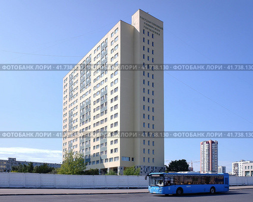 Здание Государственного Университета Управления ГУУ в Выхино, Москва. Moscow - August 28, 2021. Building of State University of Management and blue bus close to Vykhino metro station. Sunny summer view. Редакционное фото, фотограф Александр Кузнецов / Фотобанк Лори