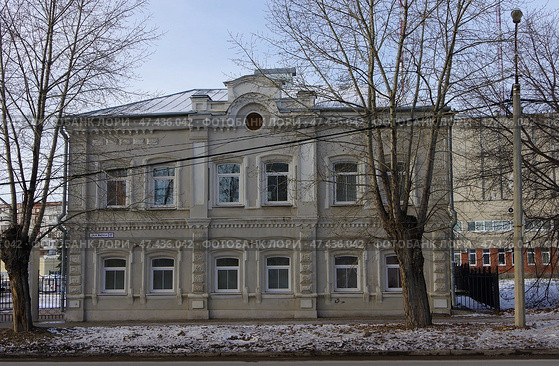 Здание казённого заводского училища. Свердловская область, Каменск-Уральский, улица Карла Маркса, 17 (2020 год). Редакционное фото, фотограф Алексей Иванов / Фотобанк Лори