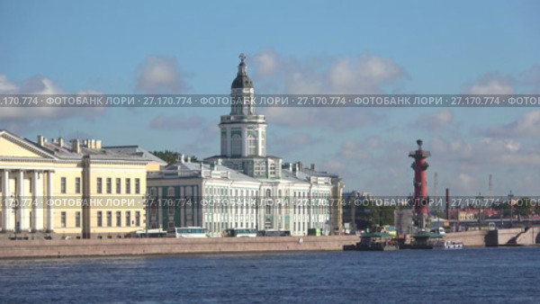 Здание Кунсткамеры на набережной Невы августовским днем. Санкт-Петербург (2017 год). Редакционное видео, видеограф Виктор Карасев / Фотобанк Лори