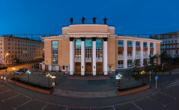 Здание Магаданского государственного музыкально-драматического театра, город Магадан, Магаданская область, Россия. Красивый фасад театра с колоннами. Ночной городской пейзаж. Редакционное фото, фотограф Андрей Степанов / Фотобанк Лори
