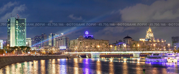 Здание мэрии. Новоарбатский мост. Москва. (2013 год). Редакционное фото, фотограф Юрий Кирсанов / Фотобанк Лори