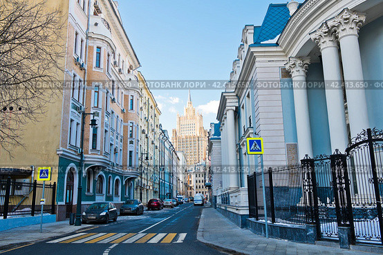 Здание Министерства Иностранных Дел (МИД). Март. Кривоарбатский переулок. Москва (2024 год). Редакционное фото, фотограф E. O. / Фотобанк Лори