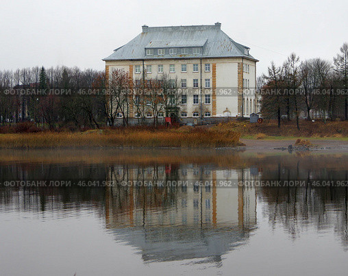 "Здание народной школы" (отражение в заливе Вакколахти). Карелия, Сортавала, набережная Ладожской флотилии, 2 (2019 год). Стоковое фото, фотограф Алексей Иванов / Фотобанк Лори