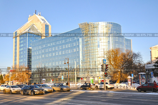 Здание научно-исследовательского института Тюменской региональной инфекционной патологии. Улица Республики. Город Тюмень (2019 год). Редакционное фото, фотограф Александр Тараканов / Фотобанк Лори