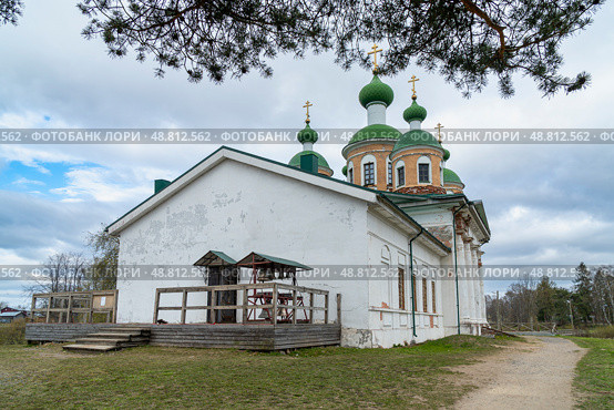 Здание православной церкви 1828 года в городе Олонец ,Карелия, весной. Вид на главный вход. Редакционное фото, фотограф Sergei Gorin / Фотобанк Лори