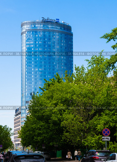 Здание Radisson Blu Olympiyskiy Hotel, Moscow в солнечный летний день. Москва. Россия (2022 год). Редакционное фото, фотограф E. O. / Фотобанк Лори