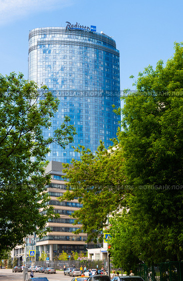 Здание Radisson Blu Olympiyskiy Hotel, Moscow в солнечный летний день. Москва. Россия (2022 год). Редакционное фото, фотограф E. O. / Фотобанк Лори