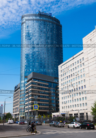Здание Radisson Blu Olympiyskiy Hotel, Moscow в солнечный летний день. Москва. Россия (2022 год). Редакционное фото, фотограф E. O. / Фотобанк Лори