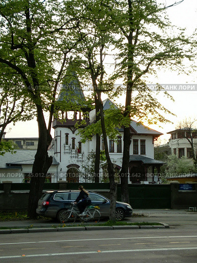 Здание ресторана Каса Дойна в центре города Бухарест, Румыния. Солнечный весенний день. (2008 год). Редакционное фото, фотограф Александр Кузнецов / Фотобанк Лори