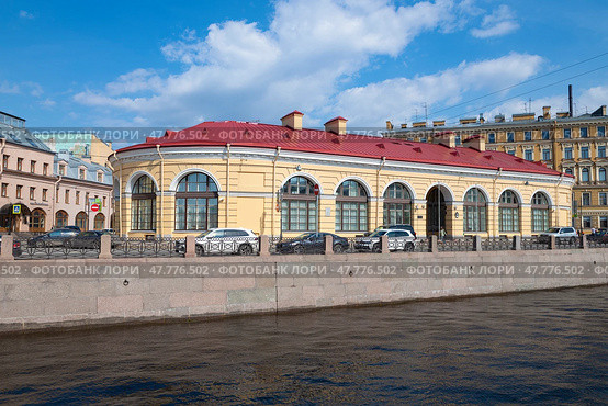 Здание старинного Круглого рынка архитектора Кваренги на набережной реки Мойки солнечным апрельским днем. Санкт-Петербург. Стоковое фото, фотограф Виктор Карасев / Фотобанк Лори