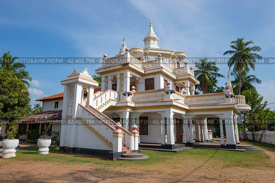 Здание старого буддийского храма Bodhirajarama Maha Viharaya (Angurukaramulla Temple). Негомбо, Шри-Ланка (2020 год). Стоковое фото, фотограф Анна Карасева / Фотобанк Лори