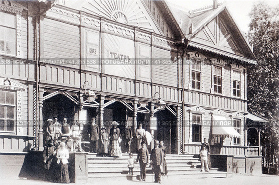 Здание театра на 500 мест (1883 год). Театр располагался недалеко от Муравьевского фонтана. Старая Русса, открытка, конец XIX века. Редакционное фото, фотограф Сергей Елизарьев / Фотобанк Лори