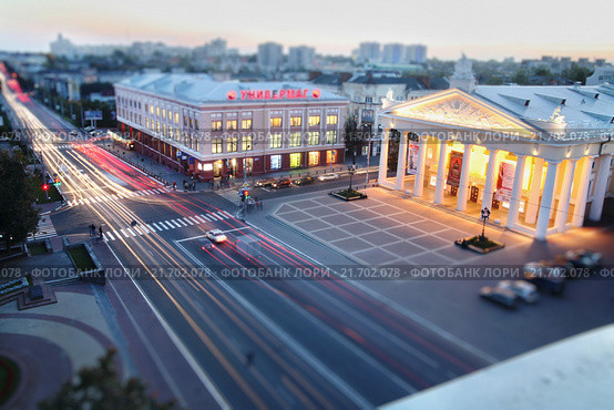 Здание театра в Брянске вечером (2012 год). Редакционное фото, фотограф Alexey / Фотобанк Лори