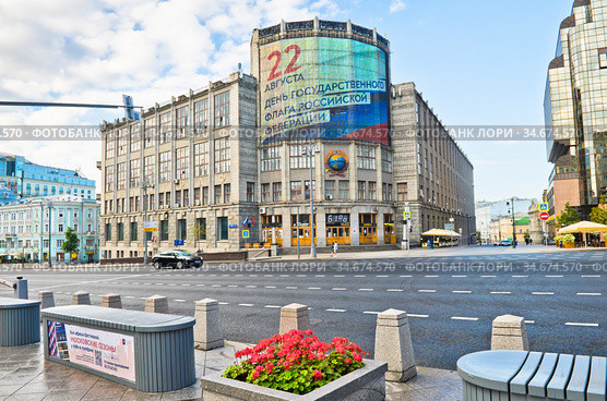 Здание Центрального телеграфа. Тверская улица. Летнее утро. Москва. Россия (2020 год). Редакционное фото, фотограф E. O. / Фотобанк Лори