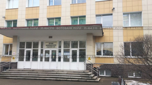 Здание в вход детской государственной поликлиники (2021 год). Редакционное видео, видеограф Кекяляйнен Андрей / Фотобанк Лори
