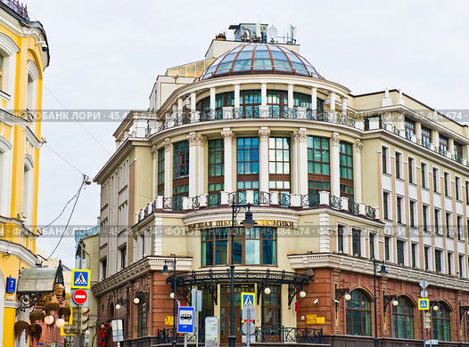 Здание Высшей школы экономики. Осень. Улица Мясницкая. Москва. Редакционное фото, фотограф E. O. / Фотобанк Лори