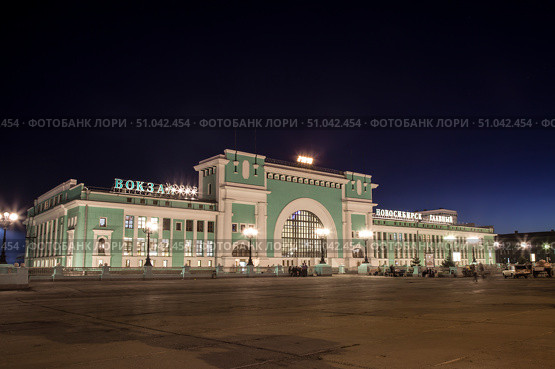 Здание железнодорожного вокзала Новосибирск-Главный в Новосибирске ночью. Россия (2011 год). Стоковое фото, фотограф Наталья Волкова / Фотобанк Лори
