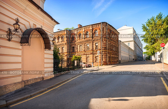 Здания Крапивенского переулка в Москве. Old buildings of Krapivensky Lane (2019 год). Стоковое фото, фотограф Baturina Yuliya / Фотобанк Лори