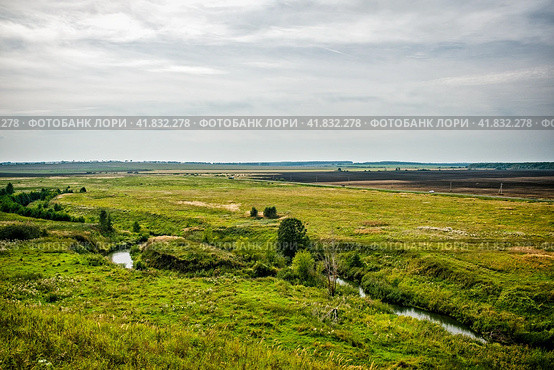 Зеленые поля через извилистую речку Озерка. Стоковое фото, фотограф Илья Старков / Фотобанк Лори