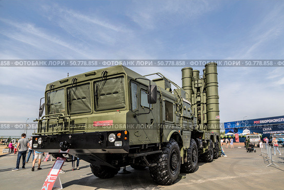 Зенитный ракетный комплекс С-400 "Триумф" на выставке международного военно-технического форума "Армия-2022". Парк "Патриот", Одинцово, Московская область, Россия. Редакционное фото, фотограф Наталья Волкова / Фотобанк Лори