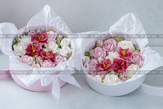 Zephyr bouquet of flowers in a gift box on a light background. Zephyr with a minimum amount of sugar. a natural product. Стоковое фото, фотограф Ирина Ручушкина / Фотобанк Лори