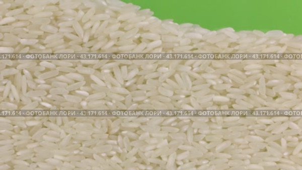 Зерна риса закрывают(заполняют) зеленый экран . Крупный план. Rice grains close the (to bury) green screen. Стоковое видео, видеограф Александр Собко / Фотобанк Лори