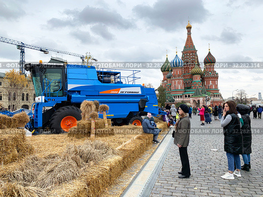 Зерноуборочный комбайн «Агромаш 3000» среди пшеничных колосьев на Красной площади. Московский фестиваль «Золотая осень». Москва, Россия (2019 год). Редакционное фото, фотограф Овчинникова Ирина / Фотобанк Лори