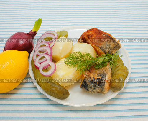 Жареный сиг с картошкой и солеными огурцами. Стоковое фото, фотограф Наталья Осипова / Фотобанк Лори