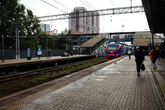 Железнодорожная платформа МЦД-1 Одинцово, Московская область. Odintsovo railway platform after departure of a suburban train. Cloudy summer view. (2021 год). Редакционное фото, фотограф Александр Кузнецов / Фотобанк Лори