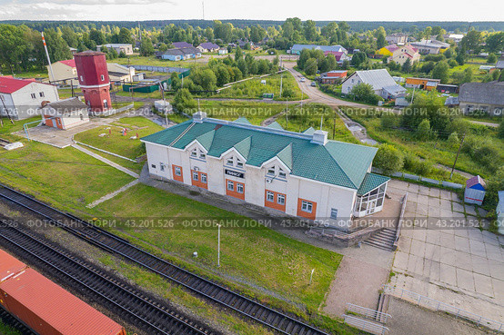 Железнодорожный вокзал в Пинюге (аэросъемка 2023 года) Стоковое фото, фотограф Владислав Самошкин / Фотобанк Лори