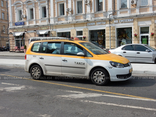 Желто-белый автомобиль такси. Улица Сретенка. Красносельский район. Город Москва (2017 год). Редакционное фото, фотограф lana1501 / Фотобанк Лори