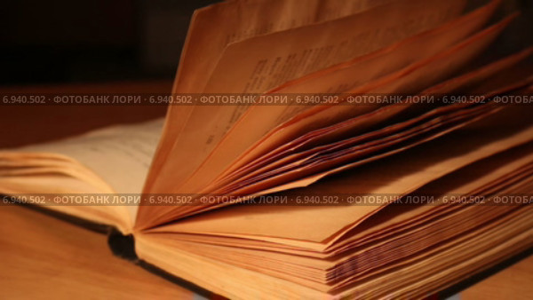 Желтые книжные страницы. Стоковое видео, видеограф Давид Копалеишвили / Фотобанк Лори