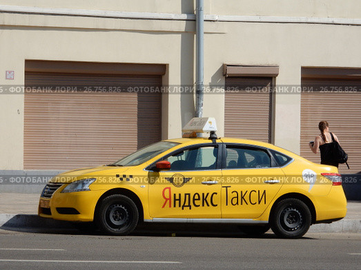 Желтый автомобиль "Яндекс-такси". Улица Красная Пресня. Пресненский район. Город Москва (2017 год). Редакционное фото, фотограф lana1501 / Фотобанк Лори