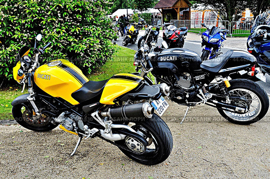 Жёлтый мотоцикл марки DUKATI sport classic 1000 2006 г. на ретро выставке небольших транспортных средств (мотоциклов, мопедов и др.) в провинции Франции (2016 г.) Редакционное фото, фотограф Вера Смолянинова / Фотобанк Лори