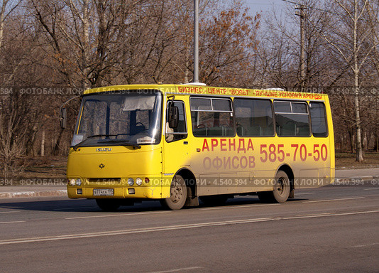 Жёлтый пассажирский автобус "Isuzu" на маршруте (2013 год). Редакционное фото, фотограф Павел Кричевцов / Фотобанк Лори