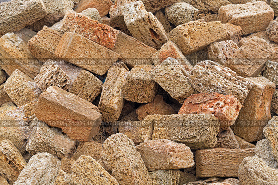 Желтый строительный камень ракушечник. Background with stones from shell rock material close-up. Стоковое фото, фотограф Татьяна Д / Фотобанк Лори