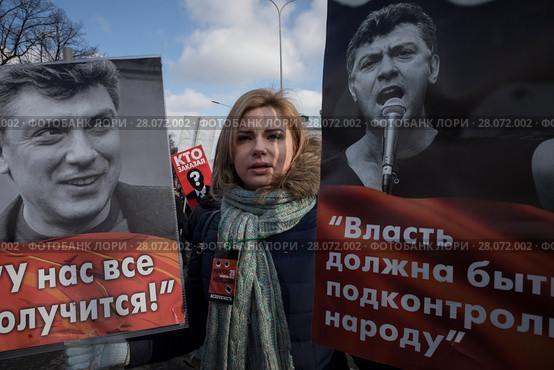Женщина держит портреты Бориса Немцова во время марша по бульварам города Москвы в третью годовщину с момента убийства политика Бориса Немцова, Россия, 25 февраль 2018. Редакционное фото, фотограф Николай Винокуров / Фотобанк Лори