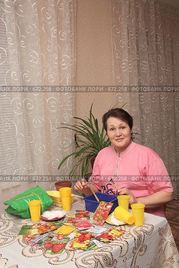 Женщина готовит семена для посадки на рассаду (2009 год). Редакционное фото, фотограф Анна Игонина / Фотобанк Лори