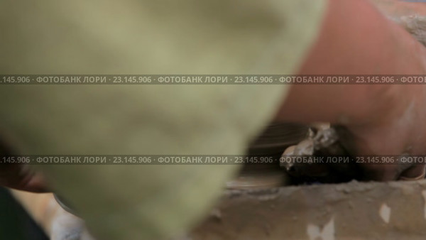 Женщина лепит кружку на гончарном круге. Стоковое видео, видеограф Tatiana Kravchenko / Фотобанк Лори