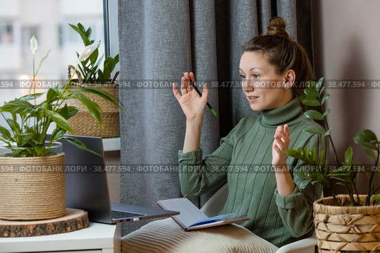 Женщина, отвечающая за офис, работает удаленно из дома. Использование компьютера. Дистанционное обучение, конференция zoom, карантин, онлайн-образование и работа. Стоковое фото, фотограф Photojuli / Фотобанк Лори