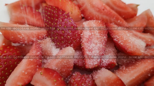 Женщина посыпает клубнику сахаром. Кусочки сочной ароматной земляника. Клубника в сахаре. Повар кондитер готовит вкусный десерт из ягод. Крупный план. A woman sprinkles strawberries with sugar. Pieces of juicy fragrant strawberries. Strawberries in sugar. The pastry chef prepares a delicious dessert of berries. Close-up. Стоковое видео, видеограф Ирина / Фотобанк Лори