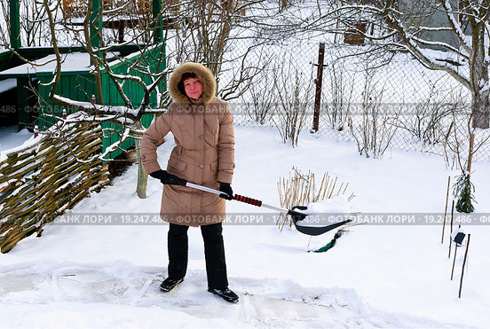 Женщина расчищает дорожку от снега. Стоковое фото, фотограф Зобков Юрий / Фотобанк Лори