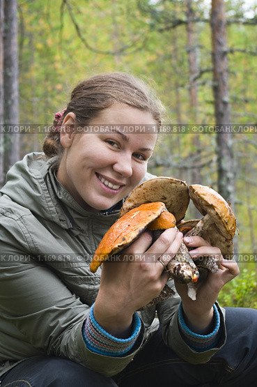 Женщина с грибами в лесу. Стоковое фото, фотограф Кекяляйнен Андрей / Фотобанк Лори