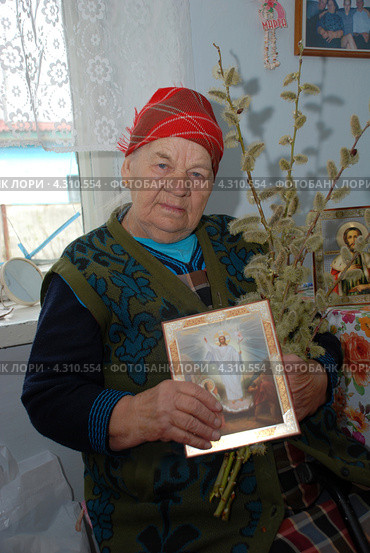 Женщина с веточками вербы и иконой (2008 год). Редакционное фото, фотограф Александр Морин / Фотобанк Лори