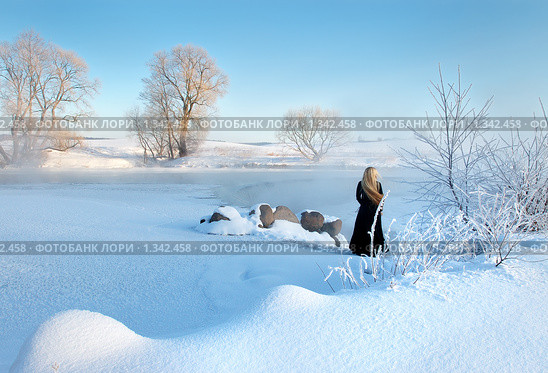 Женщина смотрит на замерзшую реку. Стоковое фото, фотограф Владимир Блинов / Фотобанк Лори