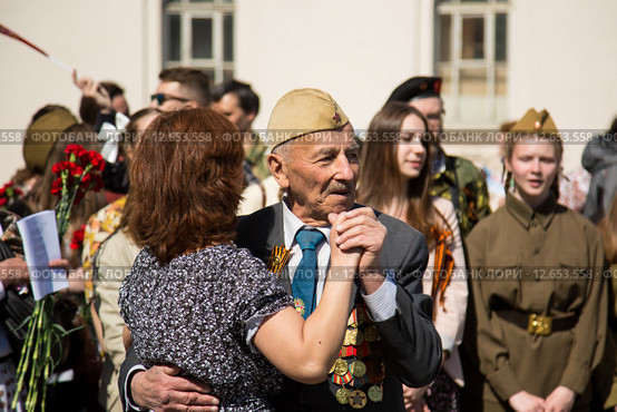 Женщина танцует с ветераном. 9 мая 2015 года. Редакционное фото, фотограф Михаил Ворожцов / Фотобанк Лори