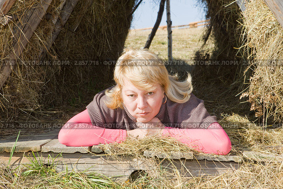 Женщина в шалаше. Стоковое фото, фотограф Игнатьев Михаил / Фотобанк Лори