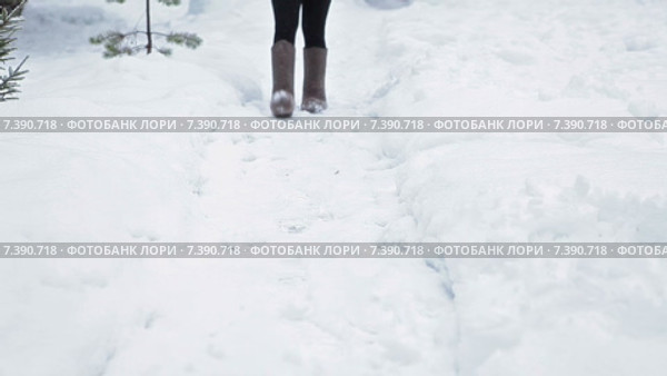 Женщина в валенках идет навстречу по снежно тропинке, зима. Стоковое видео, видеограф Кекяляйнен Андрей / Фотобанк Лори