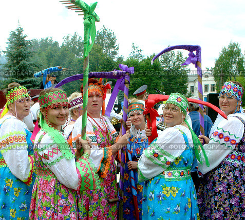 Женщины в фольклорных сарафанах с косами на празднике посёлка Варнавино (2007 год). Редакционное фото, фотограф Кулыгина Татьяна / Фотобанк Лори